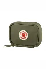 Billetera Fjallraven Kanken color gris azulado con cierre de cremallera y logo de la marca en el frente.