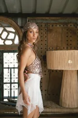 Minifalda negra de encaje con volados y cintura alta.