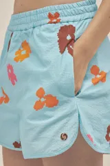 Short celeste con estampado de flores en tonos naranja, marrón y rosa. Confeccionado en tejido seersucker de algodón con cintura elastizada.