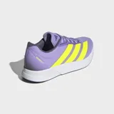 Championes de running Adidas modelo Duramo RC 2 en color lila con las tres tiras laterales en amarillo. Poseen un exterior de malla transpirable, mediasuela con tecnología Lightmotion para una amortiguación ligera y suela de caucho Adiwear de alta resistencia.