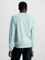 Sweater celeste de punto fino, con cuello redondo y logo de la marca en etiqueta cosida en el lateral.