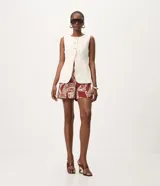 Short de crepe con estampado de follajes, bolsillos delanteros aplicados, cintura con pasadores y elástico posterior.