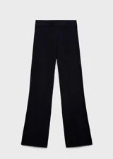 Pantalón wideleg de punto fino y tiro medio, en color negro, con cintura elástica sin cierre y diseño largo.