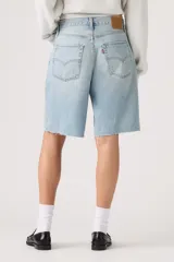 Bermuda de jean tiro medio color celeste claro, estilo baggy con roturas y flecos en los bordes.