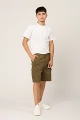 Bermuda cargo color verde oliva, de gabardina con lycra, corte a la rodilla y bolsillos laterales con fuelle y tapa.