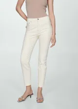 Jeans slim crop de tiro medio, color blanco, con diseño de cinco bolsillos, trabillas para cinturón y cierre frontal con cremallera y botón metálico.