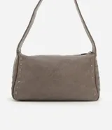 Cartera baguette de PU desteñido color gris, con correa de hombro ancha y tachas aplicadas. Cierre por cremallera.