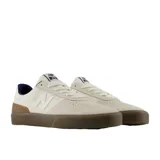 Championes New Balance Numeric 272, modelo de skate en color beige con detalles en azul marino y suela de goma marrón.