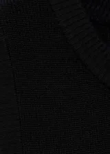 Vestido midi de punto fino, color negro, con cuello redondo y diseño sin mangas de corte recto.