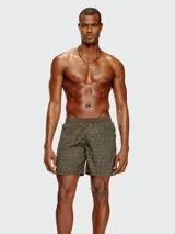 Traje de baño tipo short de hombre, color verde oliva, con estampado repetitivo de la marca en tono más oscuro.