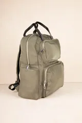 Mochila color verde militar de nylon con asa fija doble, dos bolsillos externos frontales con cierre, dos compartimentos laterales y un compartimento interno grande.