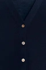 Chaqueta de punto azul marino confeccionada en lana extrafina, con cuello en V, manga corta y cierre frontal con botones.