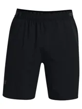 Short deportivo Under Armour de secado rápido, color negro, con diseño de doble capa que incluye una calza interna en color verde oliva. Cuenta con logo de la marca en la pierna derecha, cintura elástica y bolsillos laterales.