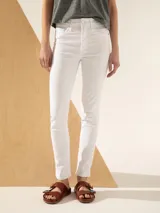 Jeans chupín tiro medio color blanco.
