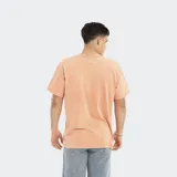 Remera marrón de corte oversize con etiqueta tejida en el frente.