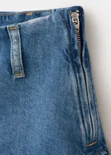 Short de denim azul con tiro regular y detalle de volados en los laterales.