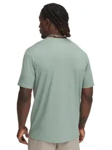 Remera de entrenamiento Under Armour de manga corta, confeccionada en tejido técnico elástico de secado rápido con tecnología de control de olores. Presenta cuello redondo y bajo con aberturas laterales.