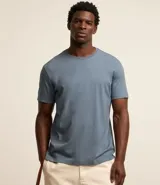 Remera de corte comfort, manga corta y cuello redondo, confeccionada en algodón peruano de alta calidad.