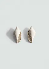 Aros con diseño de concha marina en color blanco esmaltado, con detalles de pedrería brillante en el interior y base metálica dorada.