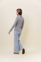 Polera de manga larga en color crudo, confeccionada en tejido suave y liviano con leve elasticidad. Presenta un cuello alto tipo tortuga y un calce regular, ideal para usar como prenda base o sola.