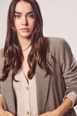 Blazer oversize con estampado de cuadros en tonos marrones y beige.