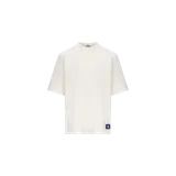 Remera Burberry de manga corta en color blanco, con cuello redondo alto y un pequeño parche con el logo de la marca en la parte inferior.