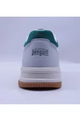 Championes urbanos Original Penguin modelo Rexo, de color blanco con detalles en gris claro, verde oscuro y suela de goma color caramelo. Presenta el logo del pingüino bordado en el lateral.