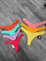 Bikini colaless de lycra en colores fucsia, negro, celeste, blanco, rojo, amarillo, lila y rosa.