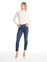 Jean skinny de tiro medio, color azul clásico, con cierre frontal y botón metálico. Cuenta con bolsillos laterales y traseros, y pasadores para cinturón en la cintura.