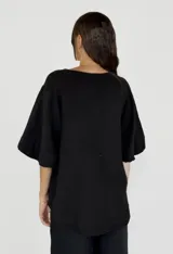 Blusa blanca de lino con escote en V y mangas cortas amplias.