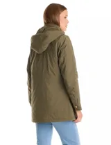Gabardina impermeable marca Weatherproof color verde militar, con cierre frontal oculto y botones a presión. Cuenta con capucha desmontable, bolsillos frontales y forro interno. Incluye una bufanda a cuadros a juego.