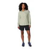 Camisa de senderismo manga larga color verde claro, con cuello clásico, cierre frontal con botones, dos bolsillos frontales con solapa y ventilaciones traseras de malla. Confeccionada en tejido técnico con tecnología de protección solar y absorción de humedad.
