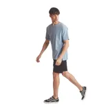 Remera celeste de manga corta y cuello redondo.