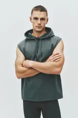 Buzo deportivo sin mangas color verde militar con capucha y cordones de ajuste, confeccionado en tejido funcional con tecnología DryMove.