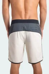 Boardshort O'Neill modelo Cruzer en color beige con detalles en gris oscuro y negro. Cuenta con cintura ajustable mediante cordón y bolsillo lateral.