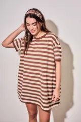 Vestido midi de manga corta con diseño a rayas horizontales en tonos marrones y beige, cuello redondo con detalle ondulado y corte recto.