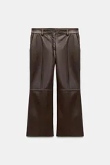 Pantalón de tiro medio confeccionado en 100% piel de color marrón, con diseño flare y costuras decorativas.