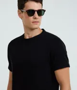 Remera de media malla verde militar con cuello redondo y mangas cortas, de corte clásico.