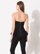 Top strapless negro con volados en la parte inferior y cierre en la espalda.