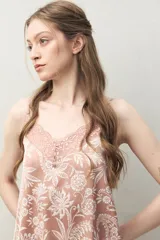 Top de pijama de silueta relajada con estampado animal print en tonos beige y negro. Presenta escote en V con encaje floral negro y tiras finas regulables.