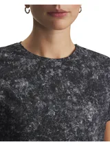 Remera deportiva de manga corta Under Armour con tecnología Iso-Chill que disipa el calor corporal. Presenta un estampado jaspeado en tonos negros y grises, cuello redondo, logo de la marca en el pecho y aberturas laterales en el bajo.