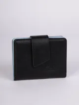 Billetera negra de símil cuero con botón imantado, cinco compartimentos para tarjetas y un espacio con cierre para monedas. Marca Daniel Cassin.