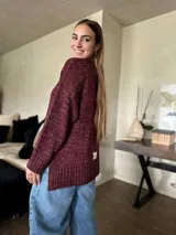 Sweater de punto color crudo con lurex, de silueta holgada y cuello redondo.