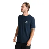 Remera azul marino de manga corta, con cuello redondo y pequeño estampado gráfico en el pecho de la marca Roark.