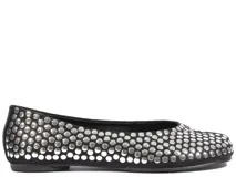 Balerinas estilo tabi de Schutz, color negro con diseño de punta dividida, completamente cubiertas de tachas metálicas plateadas.