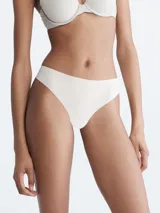 Colaless color beige de microfibra suave con bordes cortados a láser, cintura de tiro medio y logo de Calvin Klein estampado en la cadera.