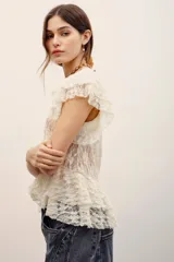 Camisa sin mangas de encaje blanco con escote en V y volados delanteros.