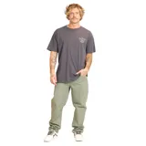 Remera de manga corta color gris oscuro, con cuello redondo y estampado gráfico pequeño en el pecho con el logo de la marca y la leyenda 'Made for Surfers'.