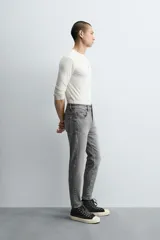 Jeans de hombre, corte skinny y largo cropped, color negro lavado. Presenta cinco bolsillos y cierre frontal con cremallera y botón.