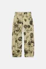 Pantalón jeans ZW Collection de tiro medio y corte balloon, confeccionado en algodón con diseño estampado de flores en tonos oscuros sobre base beige. Cuenta con cinco bolsillos, trabillas para cinto y cierre frontal con cremallera y botón metálico.